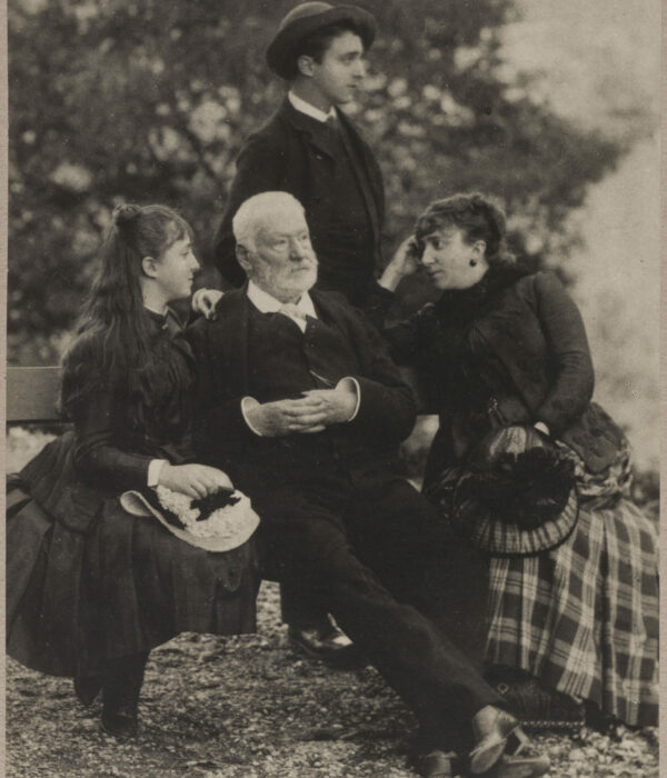 Anonyme. Victor Hugo en famille à Ragatz en Suisse. Papier albuminé. 1884. Paris, Maison de Victor Hugo.